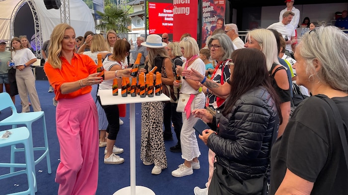 Tennislegende Babsi Schett begrüßte am Vormittag die Besucherinnen und verteilte Prosecco.