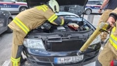 Unter der Motorhaube lagen zwei T-Shirts direkt auf dem Motorblock und entzündeten sich.