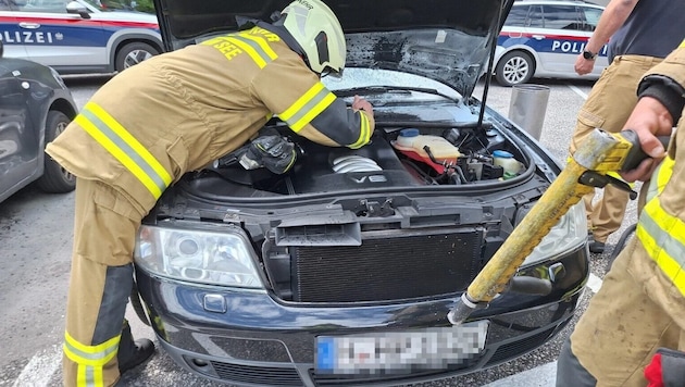 Unter der Motorhaube lagen zwei T-Shirts direkt auf dem Motorblock und entzündeten sich.
