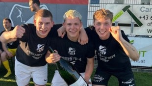 Thomas Klinglmair, Felix Weidinger und Jakob Freller (v. l.) sind die jüngsten Meisterkicker des ...