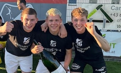 Thomas Klinglmair, Felix Weidinger und Jakob Freller (v.l.) sind die jüngsten Meisterkicker des ...