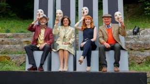 Das Ensemble auf der Bühne vor dem Schloss. Christian Zink, Heide Maria Hager, Prisca Buchholtz ...