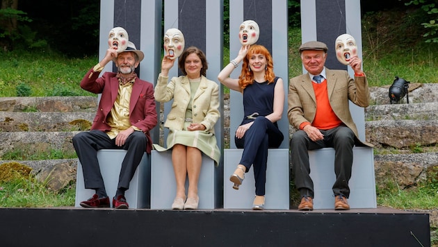Das Ensemble auf der Bühne vor dem Schloss. Christian Zink, Heide Maria Hager, Prisca Buchholtz ...