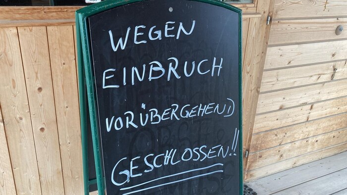 Ein Schild vorm Eingang weist auf den Einbruch hin.