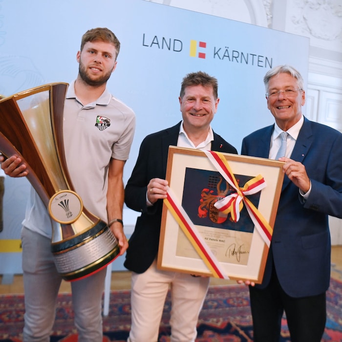 WAC-Präsident Dietmar Riegler (Mi.) erhielt vom LH Peter Kaiser das Landeswappen. Dominik ...