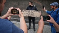 Ein wenig später verhafteter Mann demonstrierte vor der Verabschiedung des Gesetzes in Moskau ...