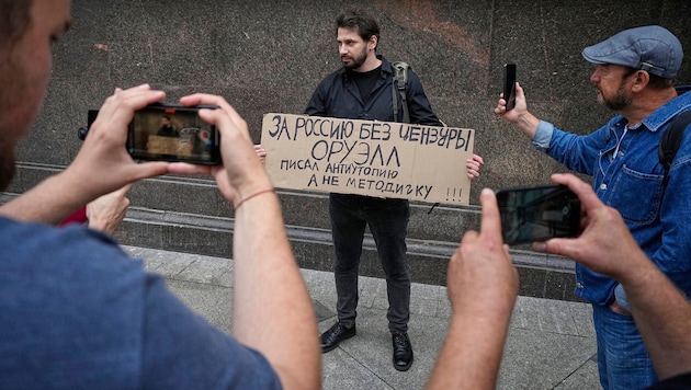 Ein wenig später verhafteter Mann demonstrierte vor der Verabschiedung des Gesetzes in Moskau ...