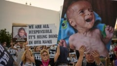 Mit verstörenden Bildern protestieren israelische Aktivisten gegen den Gaza-Krieg.