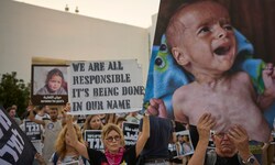 Mit verstörenden Bildern protestieren israelische Aktivisten gegen den Gaza-Krieg.