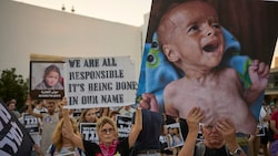 Mit verstörenden Bildern protestieren israelische Aktivisten gegen den Gaza-Krieg.