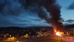 In einem Entsorgungsbetrieb in Wien gerieten zwei Müll-Lagerboxen in Brand.