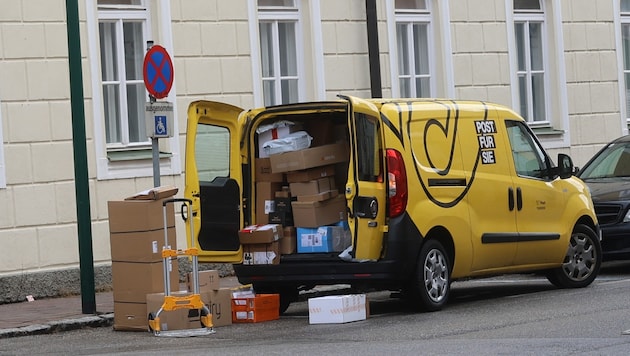 Ein Postbeamter wurde in der Römerstraße von einem E-Scooter erfasst (Symbolbild).