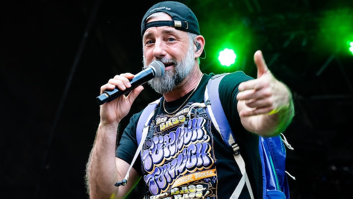 Mit lila Rucksack und Oldschool-Attitüde: Das Bo heizte die Arena schon vorab richtig ein.