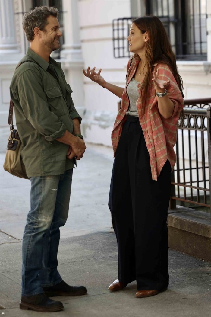 Erste Fotos zeigten Joshua Jackson und Katie Holmes am Set des Films „Happy Hour“.