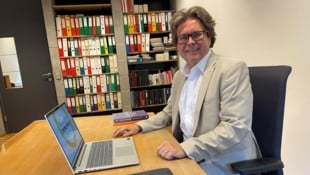 Der 59-jährige gebürtige Brucker in seinem Büro im Resowi-Zentrum der Uni Graz. 