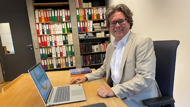 Der 59-jährige gebürtige Brucker in seinem Büro im Resowi-Zentrum der Uni Graz.