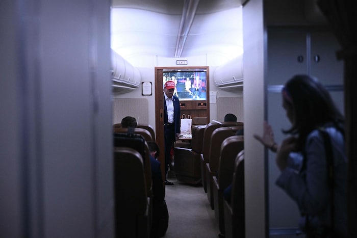 Trump spricht in der Air Force One mit Journalisten.