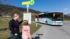 Mit Bus und Bahn zur Arbeit, zur Schule, zum Wandern, zu anderen Freizeitterminen: Das ist ...