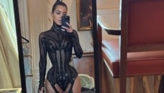 Kim Kardashian setzte ihre Sanduhrfigur in einem transparenten Mugler-Look in Szene.