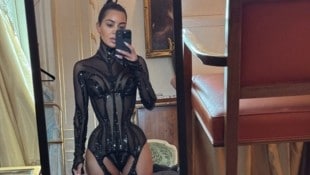 Kim Kardashian setzte ihre Sanduhrfigur in einem transparenten Mugler-Look in Szene.