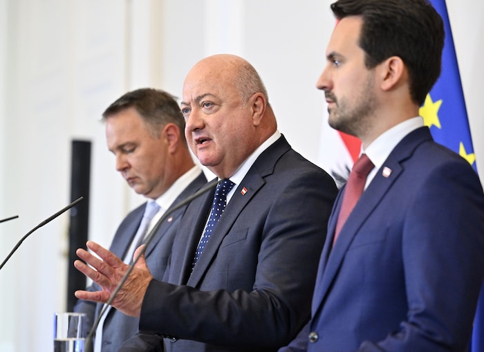 Von links: Vizekanzler Andreas Babler (SPÖ), Bundeskanzler Christian Stocker (ÖVP) und ...