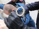 Für fünf Verdächtige klickten die Handschellen.