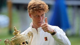 Jannik Sinner mit seiner neuen Wimbledon-Trophäe.