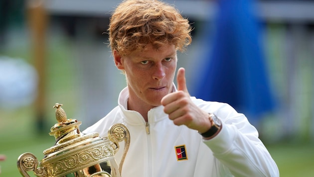 Jannik Sinner mit seiner neuen Wimbledon-Trophäe.