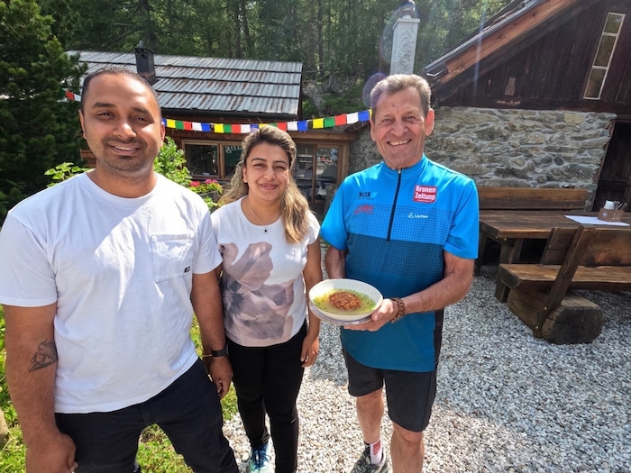 Amrit Tiwari und seine Frau Shreya Neupane überraschen Franz mit einer Pressknödelsuppe.