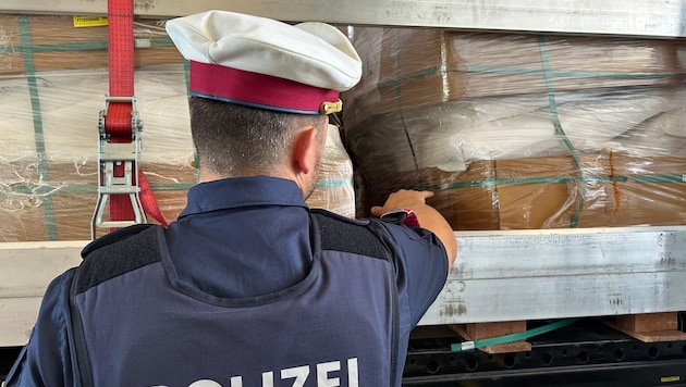 Bei der Kontrolle durch die Polizei kam es bereits zu einem geringen Austritt von Gefahrgut.