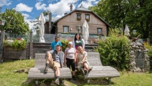 Das Ehepaar Helmut und Alexandra Pirchmoser mit Teamkollegen vor ihrer gemütlichen ...