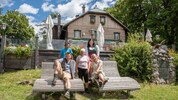 Das Ehepaar Helmut und Alexandra Pirchmoser mit Teamkollegen vor ihrer gemütlichen ...