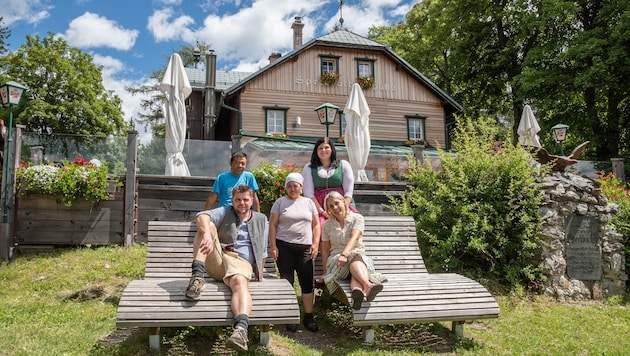 Das Ehepaar Helmut und Alexandra Pirchmoser mit Teamkollegen vor ihrer gemütlichen ...