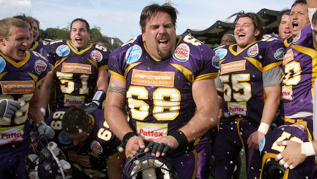 Die Nummer 68 der Vienna Vikings: Roman Seybold hatte schon oft Grund zum Jubeln, hier etwa 2007 ...