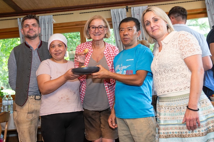 Johanna Mikl-Leitner mit den beiden Hüttenpächtern (außen) und zwei Vertretern des Küchenteams ...