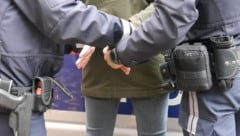 Als die Polizei den Mann auffinden konnte, soll dieser erneut eine Drohung gegen seine Ehefrau ...