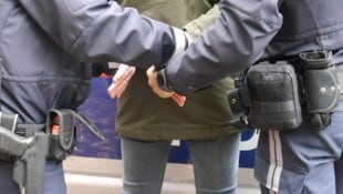 Als die Polizei den Mann auffinden konnte, soll dieser erneut eine Drohung gegen seine Ehefrau ...