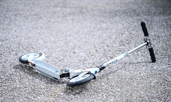 Der Junge rollte mit seinem Scooter direkt vor ein sich näherndes Auto.