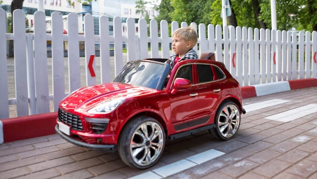 Nicht nur Kinderautos fahren mit Batterie – der Anteil an E-Pkw klettert auch bei „echten“ ...