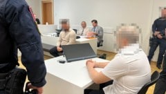Die zwei falschen Polizisten auf der Anklagebank im Wiener Landl.
