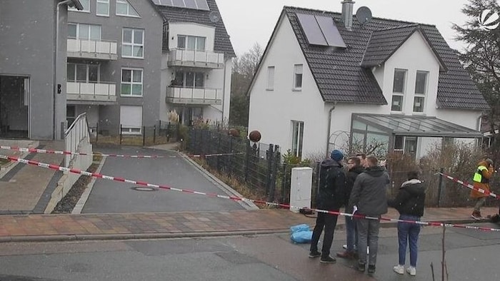 Der Angriff ereignete sich auf offener Straße in einem Wohngebiet.