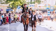 Nach dem Hochamt in der Stadtpfarrkirche geht’s zum Bieranstich auf den Rathausplatz.