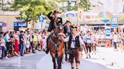 Nach dem Hochamt in der Stadtpfarrkirche geht’s zum Bieranstich auf den Rathausplatz.