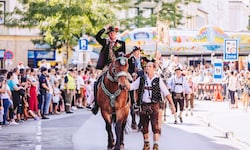 Nach dem Hochamt in der Stadtpfarrkirche geht’s zum Bieranstich auf den Rathausplatz.