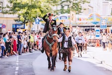 Nach dem Hochamt in der Stadtpfarrkirche geht’s zum Bieranstich auf den Rathausplatz.
