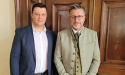 KFG-Klubobmann Alexis Pascuttini (links) mit Anwalt Andreas Kleinbichler