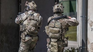 Die beiden Jagdkommando-Soldaten C. und T. sind die ersten Träger der neu geschaffenen ...