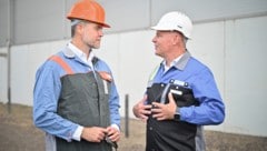 Klaus von Moltke, Geschäftsführer der BMW Motoren GmbH (links) und Hubert Zajicek, ...