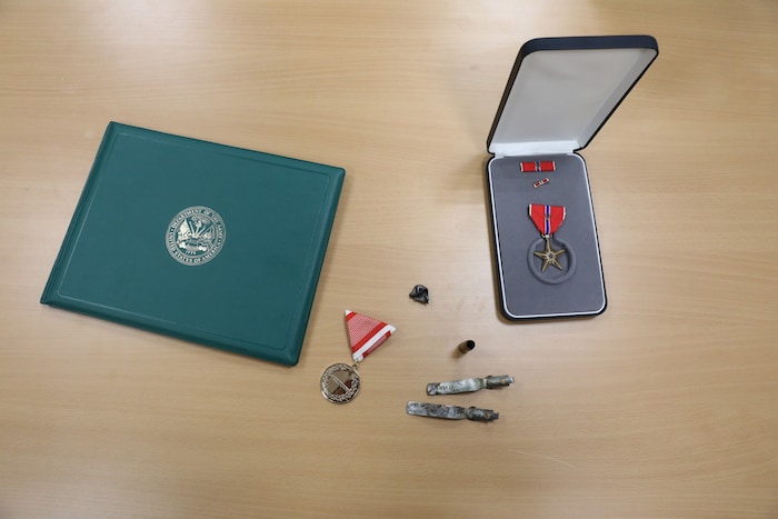 Von links nach rechts: Dekret der US Armee, die österreichische Tapferkeitsmedaille, Granatbügel ...