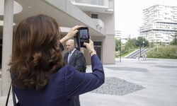 EU-Delegationsleiterin Irene Tinagli macht Erinnerungsfotos von der dreitägigen Reise nach Wien.